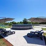 Luxurious New With Pool Apartman Šajini