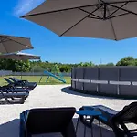 Apartman Luxurious New With Pool Šajini