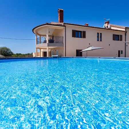 Luxurious New With Pool *