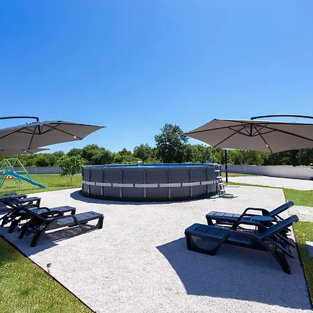 Luxurious New With Pool