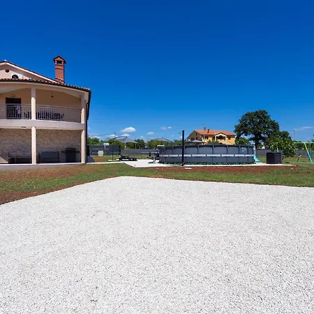 Luxurious New With Pool 公寓 *