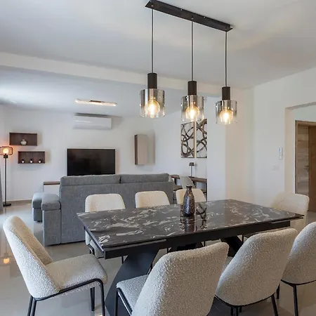Luxurious New With Pool Apartment