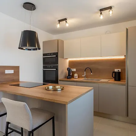 Luxurious New With Pool * Šajini