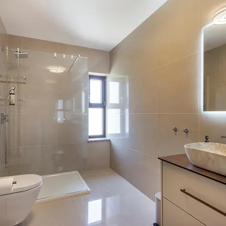 Luxurious New With Pool *