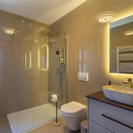 Luxurious New With Pool *