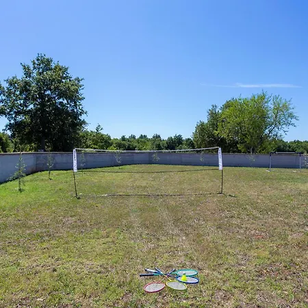 Luxurious New With Pool * Šajini