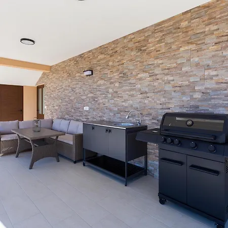 Luxurious New With Pool * Šajini