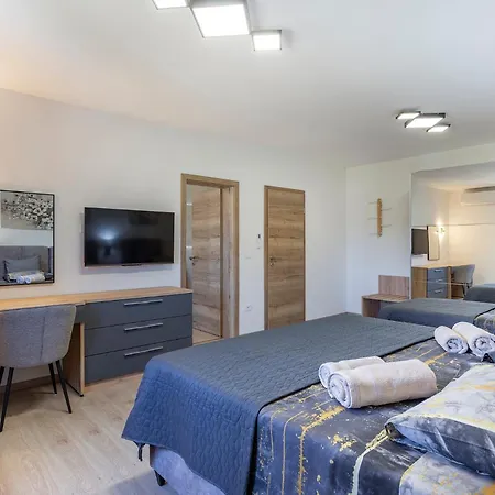 Luxurious New With Pool דירה Šajini