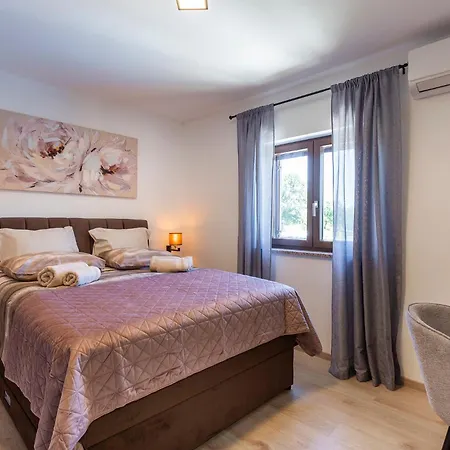 Luxurious New With Pool דירה *