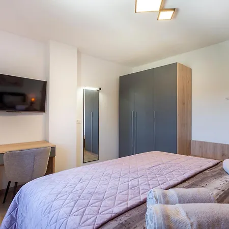 Luxurious New With Pool Appartement