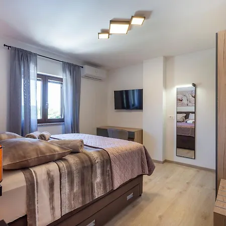 דירה Luxurious New With Pool