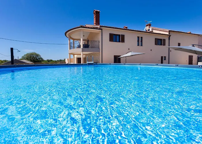 Luxurious New With Pool *