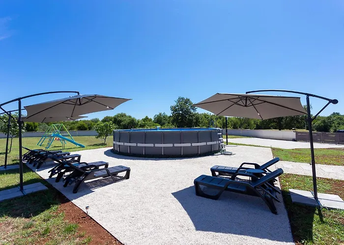 Luxurious New With Pool Appartement Šajini