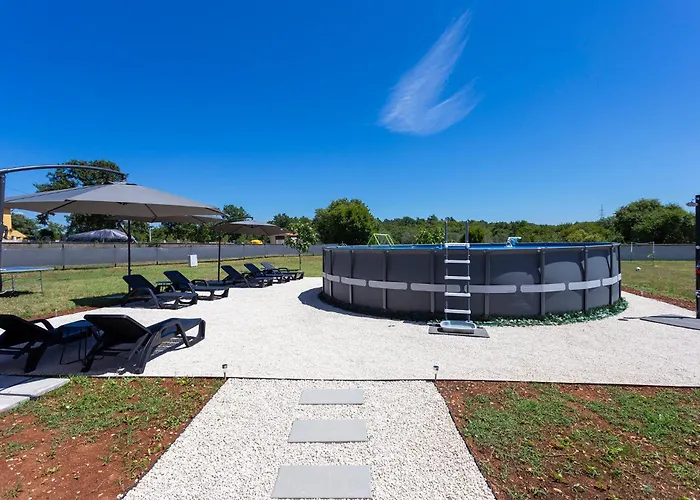 Luxurious New With Pool Appartement Šajini