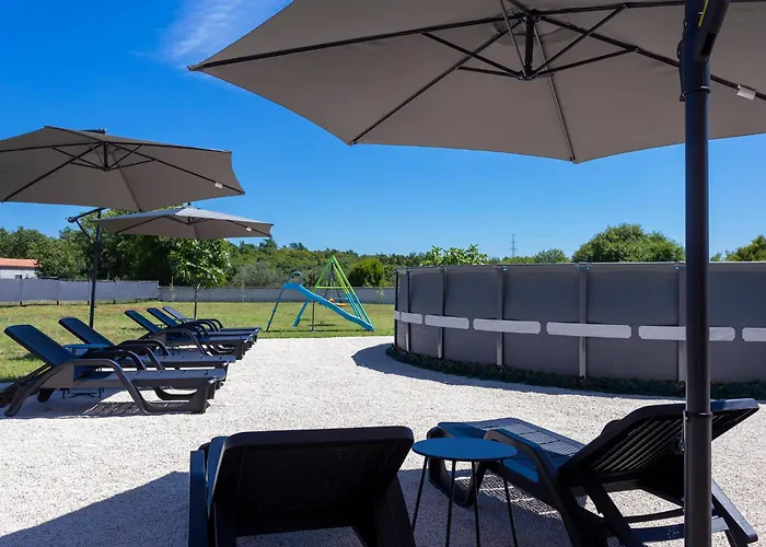 Appartement Luxurious New With Pool Šajini