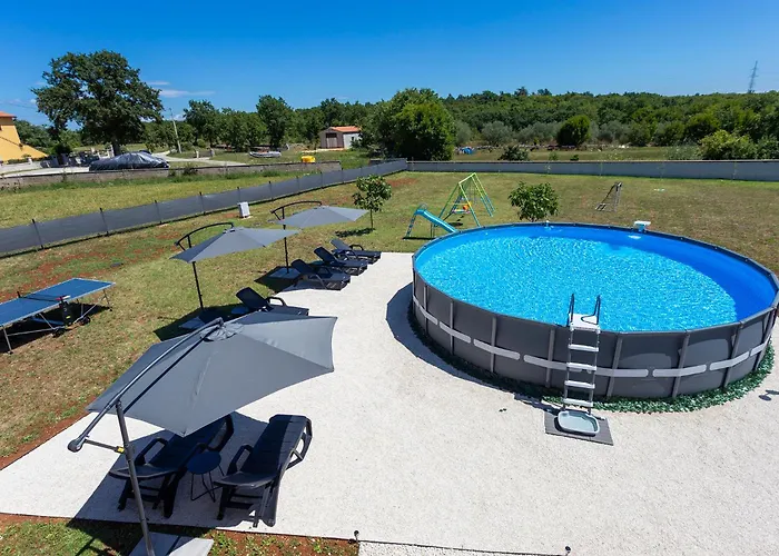 Appartement Luxurious New With Pool Šajini