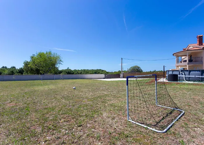 Luxurious New With Pool * Šajini