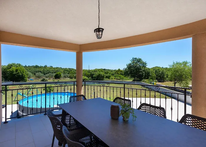 Luxurious New With Pool