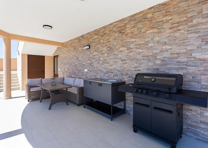 Luxurious New With Pool * Šajini