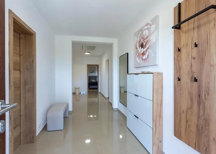 Luxurious New With Pool Appartement