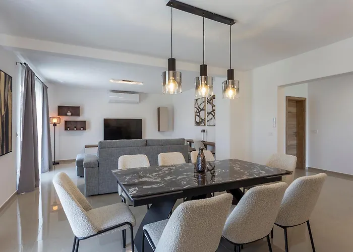 Luxurious New With Pool Appartement