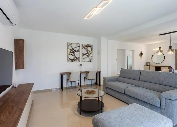 Luxurious New With Pool Appartement Šajini