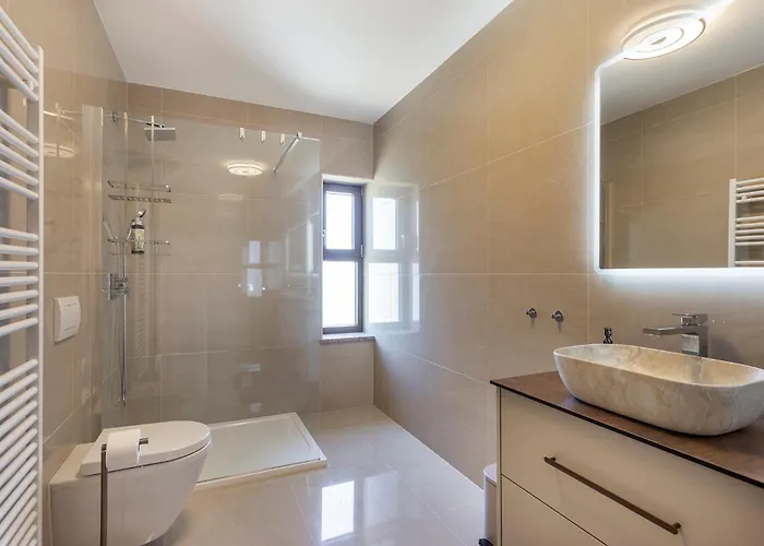 Luxurious New With Pool *