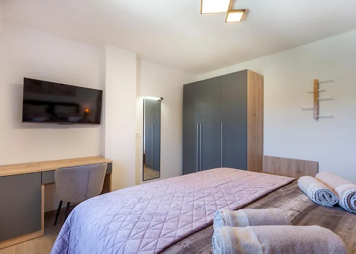 Luxurious New With Pool Appartement