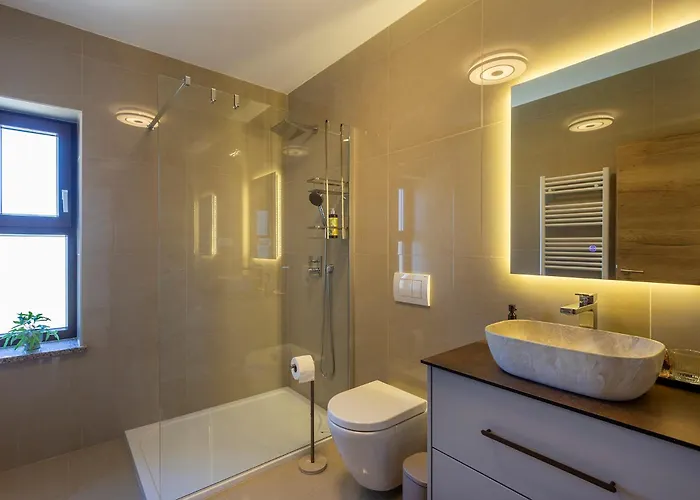 Luxurious New With Pool *