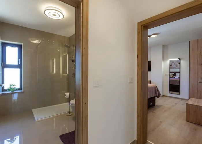 Appartement Luxurious New With Pool Šajini