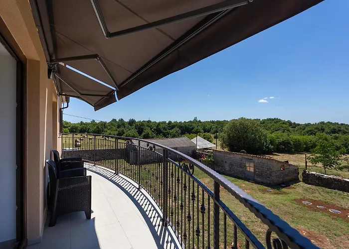 Appartement Luxurious New With Pool Šajini