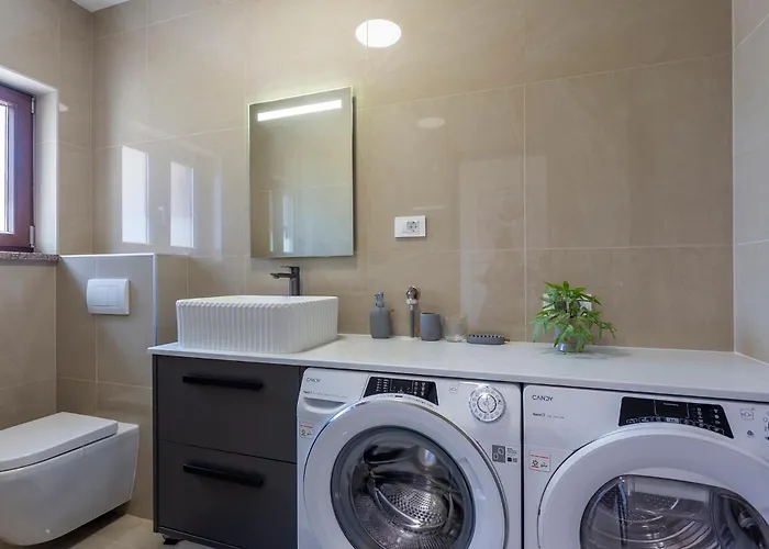 Luxurious New With Pool