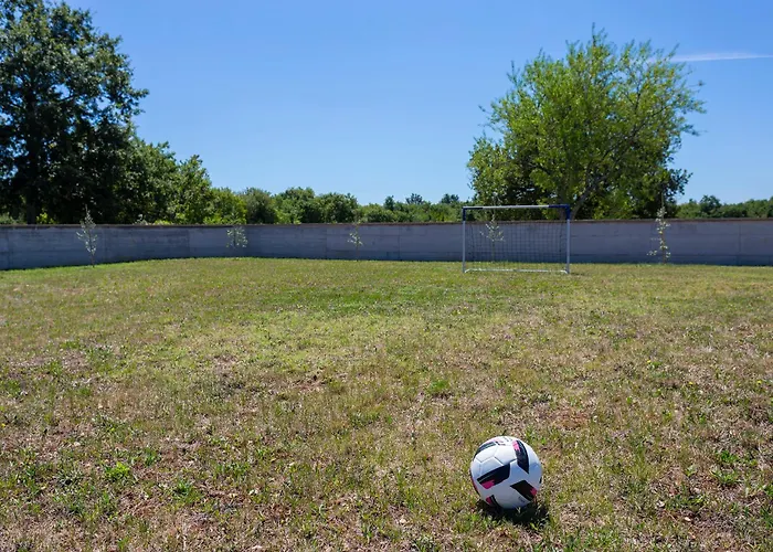 Luxurious New With Pool Appartement Šajini