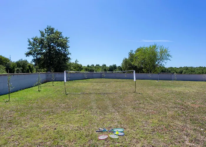 Luxurious New With Pool * Šajini