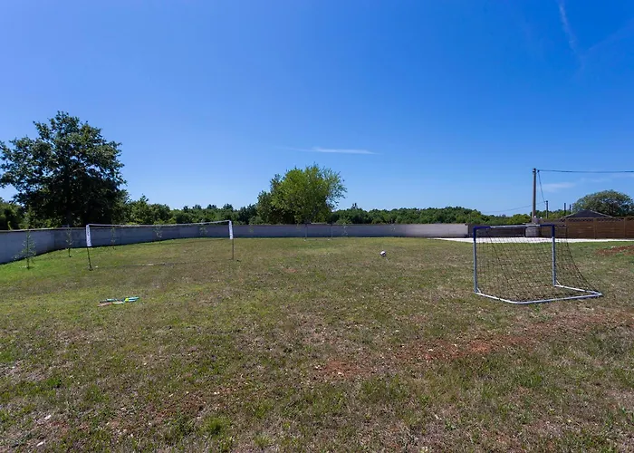 Appartement Luxurious New With Pool Šajini